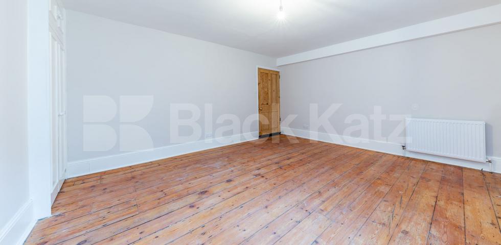 			GARDEN FLAT MINS TO REGENTS PARK!, 2 Bedroom, 1 bath, 1 reception Flat			 Gloucester Crescent, REGENTS PARK/CAMDEN 